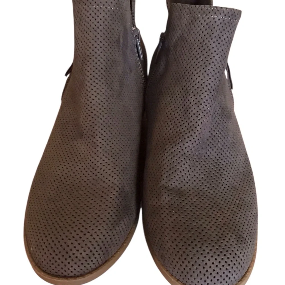 EUC Universal Thread Ankle Shoe Boot Zippers Low Heel Taupe Suede Like‎ Size 9